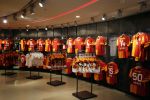 Istanbul 24 januari 2013
Op bezoek bij Wesley Sneijder en zijn vrouw Yolanthe Sneijder Cabau.
Ze slapen in het four seasons hotel . Wesley gaat spelen voor Galatasaray en wordt als een held binnengehaald. souvenirshop
Peter Smulders bv