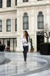 Istanbul 25 januari 2013
Yolanthe Sneijder Cabau samen met haar schoonvader Berrie Sneijder en hondje James in de tuin van het four seasons Hotel in Istanbul.
Peter Smulders bv