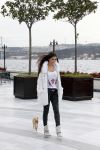 Istanbul 25 januari 2013
Yolanthe Sneijder Cabau samen met haar schoonvader Berrie Sneijder en hondje James in de tuin van het four seasons Hotel in Istanbul.
Peter Smulders bv