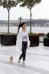 Istanbul 25 januari 2013
Yolanthe Sneijder Cabau samen met haar schoonvader Berrie Sneijder en hondje James in de tuin van het four seasons Hotel in Istanbul.
Peter Smulders bv
