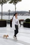 Istanbul 25 januari 2013
Yolanthe Sneijder Cabau samen met haar schoonvader Berrie Sneijder en hondje James in de tuin van het four seasons Hotel in Istanbul.
Peter Smulders bv