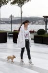 Istanbul 25 januari 2013
Yolanthe Sneijder Cabau samen met haar schoonvader Berrie Sneijder en hondje James in de tuin van het four seasons Hotel in Istanbul.
Peter Smulders bv