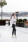 Istanbul 25 januari 2013
Yolanthe Sneijder Cabau samen met haar schoonvader Berrie Sneijder en hondje James in de tuin van het four seasons Hotel in Istanbul.
Peter Smulders bv