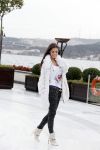 Istanbul 25 januari 2013
Yolanthe Sneijder Cabau samen met haar schoonvader Berrie Sneijder en hondje James in de tuin van het four seasons Hotel in Istanbul.
Peter Smulders bv