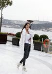 Istanbul 25 januari 2013
Yolanthe Sneijder Cabau samen met haar schoonvader Berrie Sneijder en hondje James in de tuin van het four seasons Hotel in Istanbul.
Peter Smulders bv