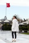 Istanbul 25 januari 2013
Yolanthe Sneijder Cabau samen met haar schoonvader Berrie Sneijder en hondje James in de tuin van het four seasons Hotel in Istanbul.
Peter Smulders bv