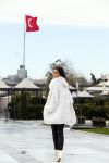 Istanbul 25 januari 2013
Yolanthe Sneijder Cabau samen met haar schoonvader Berrie Sneijder en hondje James in de tuin van het four seasons Hotel in Istanbul.
Peter Smulders bv