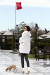 Istanbul 25 januari 2013
Yolanthe Sneijder Cabau samen met haar schoonvader Berrie Sneijder en hondje James in de tuin van het four seasons Hotel in Istanbul.
Peter Smulders bv