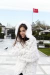 Istanbul 25 januari 2013
Yolanthe Sneijder Cabau samen met haar schoonvader Berrie Sneijder en hondje James in de tuin van het four seasons Hotel in Istanbul.
Peter Smulders bv