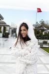 Istanbul 25 januari 2013
Yolanthe Sneijder Cabau samen met haar schoonvader Berrie Sneijder en hondje James in de tuin van het four seasons Hotel in Istanbul.
Peter Smulders bv