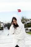 Istanbul 25 januari 2013
Yolanthe Sneijder Cabau samen met haar schoonvader Berrie Sneijder en hondje James in de tuin van het four seasons Hotel in Istanbul.
Peter Smulders bv