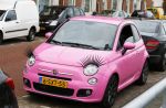 Den Haag 9 januari 2013
Michael en Samantha de Jong in de slaapkamer van Angelina. Barbie heeft een nieuwe roze fiat 500.