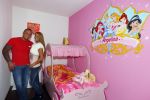 Den Haag 9 januari 2013
Michael en Samantha de Jong in de slaapkamer van Angelina. Barbie heeft een nieuwe roze fiat 500.