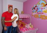 Den Haag 9 januari 2013
Michael en Samantha de Jong in de slaapkamer van Angelina. Barbie heeft een nieuwe roze fiat 500.
