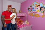 Den Haag 9 januari 2013
Michael en Samantha de Jong in de slaapkamer van Angelina. Barbie heeft een nieuwe roze fiat 500.