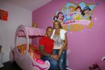 Den Haag 9 januari 2013
Michael en Samantha de Jong in de slaapkamer van Angelina. Barbie heeft een nieuwe roze fiat 500.