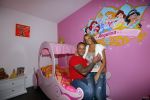Den Haag 9 januari 2013
Michael en Samantha de Jong in de slaapkamer van Angelina. Barbie heeft een nieuwe roze fiat 500.
