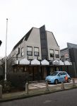 Aalsmeer 17 januari 2014
Bonnie st Claire met haar hondjes bij haar huis.