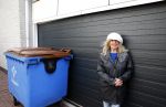 Aalsmeer 17 januari 2014
Bonnie st Claire met haar hondjes bij haar huis.