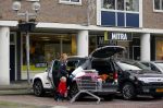 Aalsmeer 17 januari 2014
Bonnie st Claire met haar hondjes bij haar huis.
