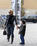Amsterdam 11 januari 2014
Connie Breukhoven gaat winkelen met haar kleinkinderen in het gelderlandplein waar een half uur later een schietpartij plaats zou vinden.
