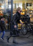 Amsterdam 11 januari 2014
Connie Breukhoven gaat winkelen met haar kleinkinderen in het gelderlandplein waar een half uur later een schietpartij plaats zou vinden.