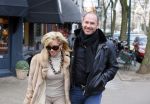 Amsterdam 13 januari 2014
Connie Breukhoven met nieuwe vriend Eugene v  Dun op de cornelis schuytstraat.