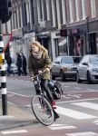 Amsterdam 22 januari 2014
Doutzen Kroes met haar zoontje op de fiets in Amsterdam. Tijdstip 12.30 uur