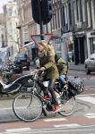 Amsterdam 22 januari 2014
Doutzen Kroes met haar zoontje op de fiets in Amsterdam. Tijdstip 12.30 uur