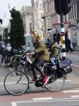 Amsterdam 22 januari 2014
Doutzen Kroes met haar zoontje op de fiets in Amsterdam. Tijdstip 12.30 uur