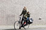 Amsterdam 22 januari 2014
Doutzen Kroes met haar zoontje op de fiets in Amsterdam. Tijdstip 12.30 uur