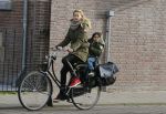 Amsterdam 22 januari 2014
Doutzen Kroes met haar zoontje op de fiets in Amsterdam. Tijdstip 12.30 uur