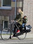 Amsterdam 22 januari 2014
Doutzen Kroes met haar zoontje op de fiets in Amsterdam. Tijdstip 12.30 uur