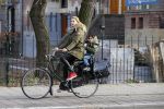 Amsterdam 22 januari 2014
Doutzen Kroes met haar zoontje op de fiets in Amsterdam. Tijdstip 12.30 uur