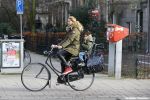 Amsterdam 22 januari 2014
Doutzen Kroes met haar zoontje op de fiets in Amsterdam. Tijdstip 12.30 uur