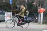 Amsterdam 22 januari 2014
Doutzen Kroes met haar zoontje op de fiets in Amsterdam. Tijdstip 12.30 uur