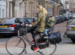Amsterdam 22 januari 2014
Doutzen Kroes met haar zoontje op de fiets in Amsterdam. Tijdstip 12.30 uur