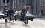 Amsterdam 22 januari 2014
Doutzen Kroes met haar zoontje op de fiets in Amsterdam. Tijdstip 12.30 uur