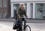 Amsterdam 22 januari 2014
Doutzen Kroes met haar zoontje op de fiets in Amsterdam. Tijdstip 12.30 uur