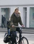 Amsterdam 22 januari 2014
Doutzen Kroes met haar zoontje op de fiets in Amsterdam. Tijdstip 12.30 uur