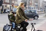 Amsterdam 22 januari 2014
Doutzen Kroes met haar zoontje op de fiets in Amsterdam. Tijdstip 12.30 uur