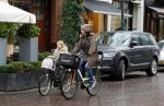 Amsterdam 11 januari 2013
Isa Hoes met dochter Vlinder op de fiets in amsterdam zuid.