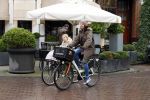 Amsterdam 11 januari 2013
Isa Hoes met dochter Vlinder op de fiets in amsterdam zuid.