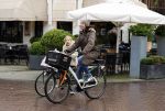 Amsterdam 11 januari 2013
Isa Hoes met dochter Vlinder op de fiets in amsterdam zuid.