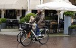 Amsterdam 11 januari 2013
Isa Hoes met dochter Vlinder op de fiets in amsterdam zuid.