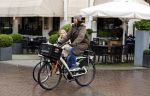 Amsterdam 11 januari 2013
Isa Hoes met dochter Vlinder op de fiets in amsterdam zuid.