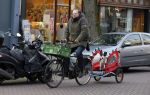 Amsterdam 22 januari 2014
Menno Kohler op de fiets met hond in kinderwagen op cornelis schuytstraat.