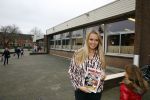 Volendam 22 januari 2014
Monique Smit ontvangt speciale Donald Duck op haar basisschool van vroeger.