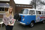 Volendam 22 januari 2014
Monique Smit ontvangt speciale Donald Duck op haar basisschool van vroeger.