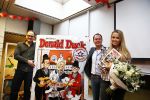 Volendam 22 januari 2014
Monique Smit ontvangt speciale Donald Duck op haar basisschool van vroeger.